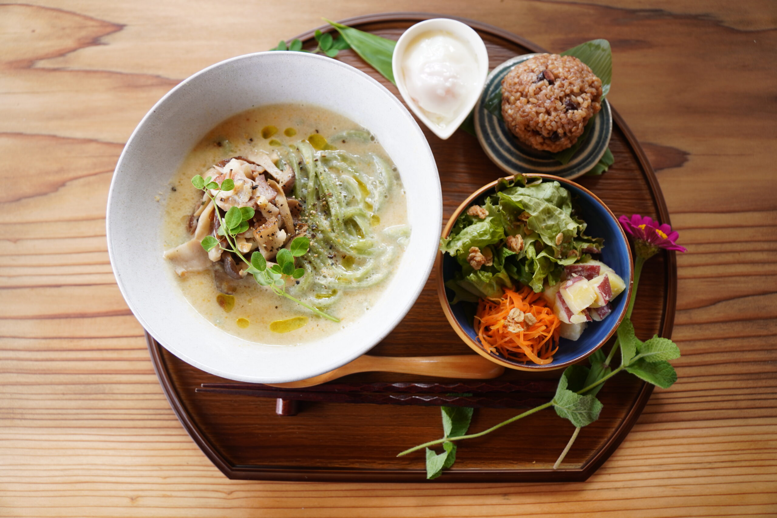 自家製ベーコンと豆乳の野草麺